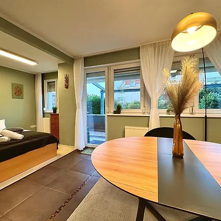 Private Rooftop Terrace - Sunny Retreat 아파트