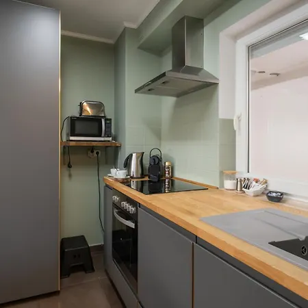 Private Rooftop Terrace - Sunny Retreat Apartment Budapest