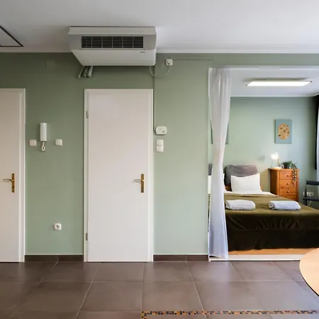 아파트 Private Rooftop Terrace - Sunny Retreat