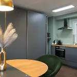 Private Rooftop Terrace - Sunny Retreat Апартаменты *